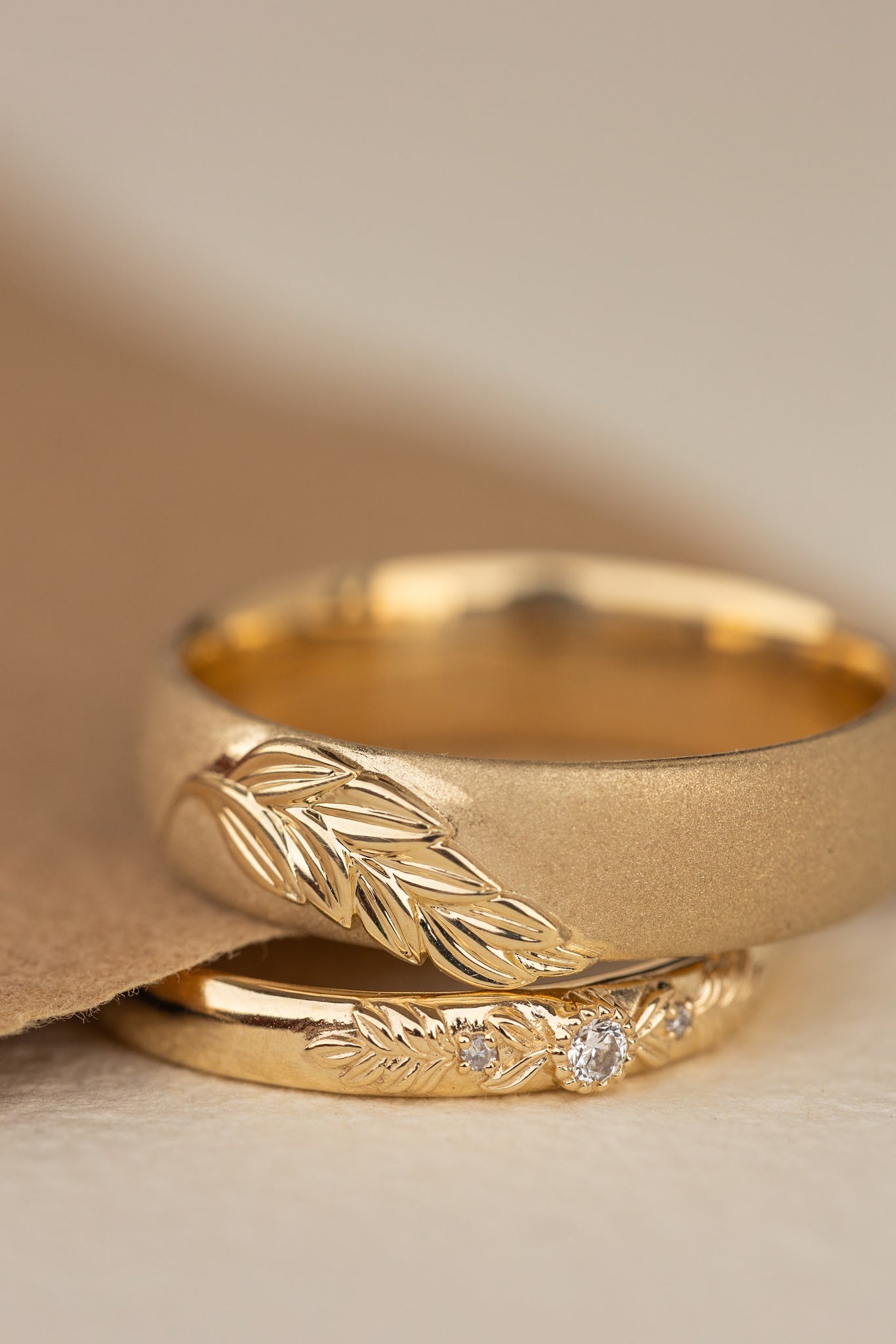 Wedding rings set for couples: satin band with palm leaf for him, wreath ring with gemstones for her - Eden Garden Jewelry™