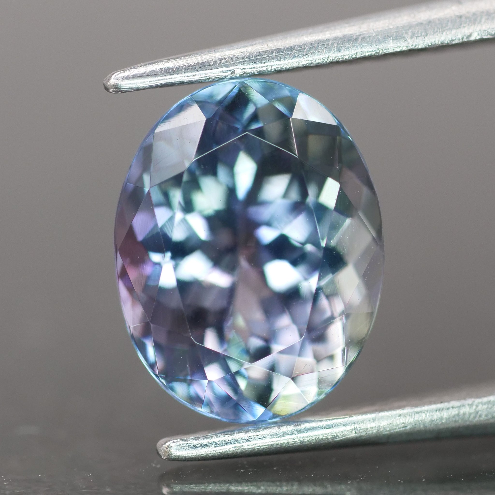 Tanzanite | natural, bi-colour: bluish lavender, oval cut 9x7 mm, 2.2 ct - Eden Garden Jewelry™