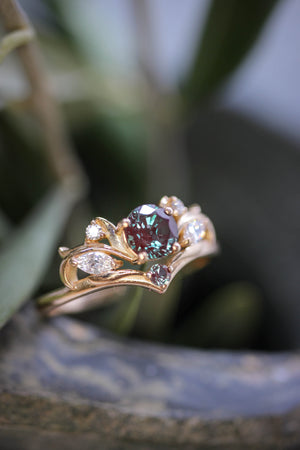 Engagement ring with alexandrite and diamonds / Swanlake - Eden Garden Jewelry™