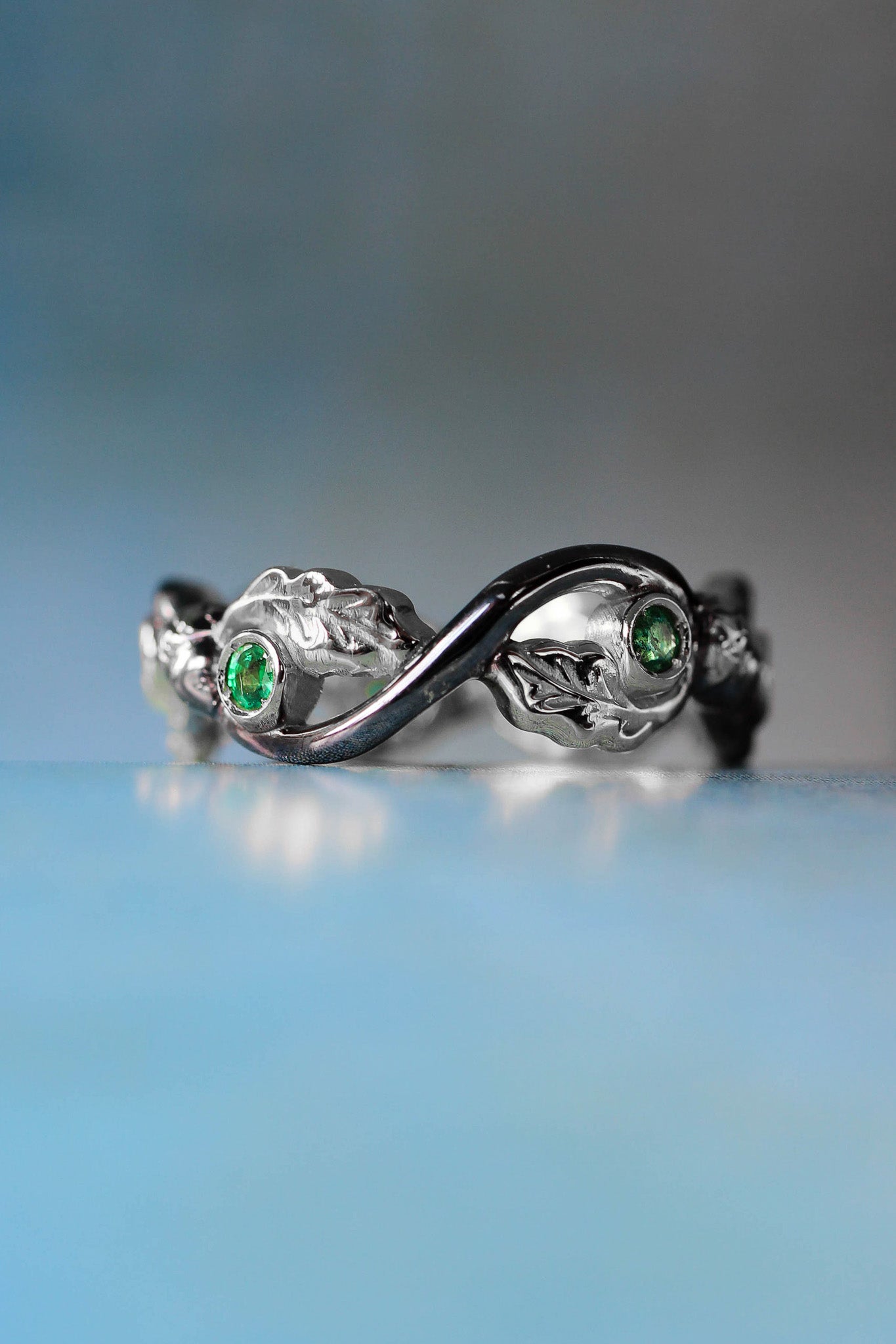 Oak wedding band with natural emeralds - Eden Garden Jewelry™