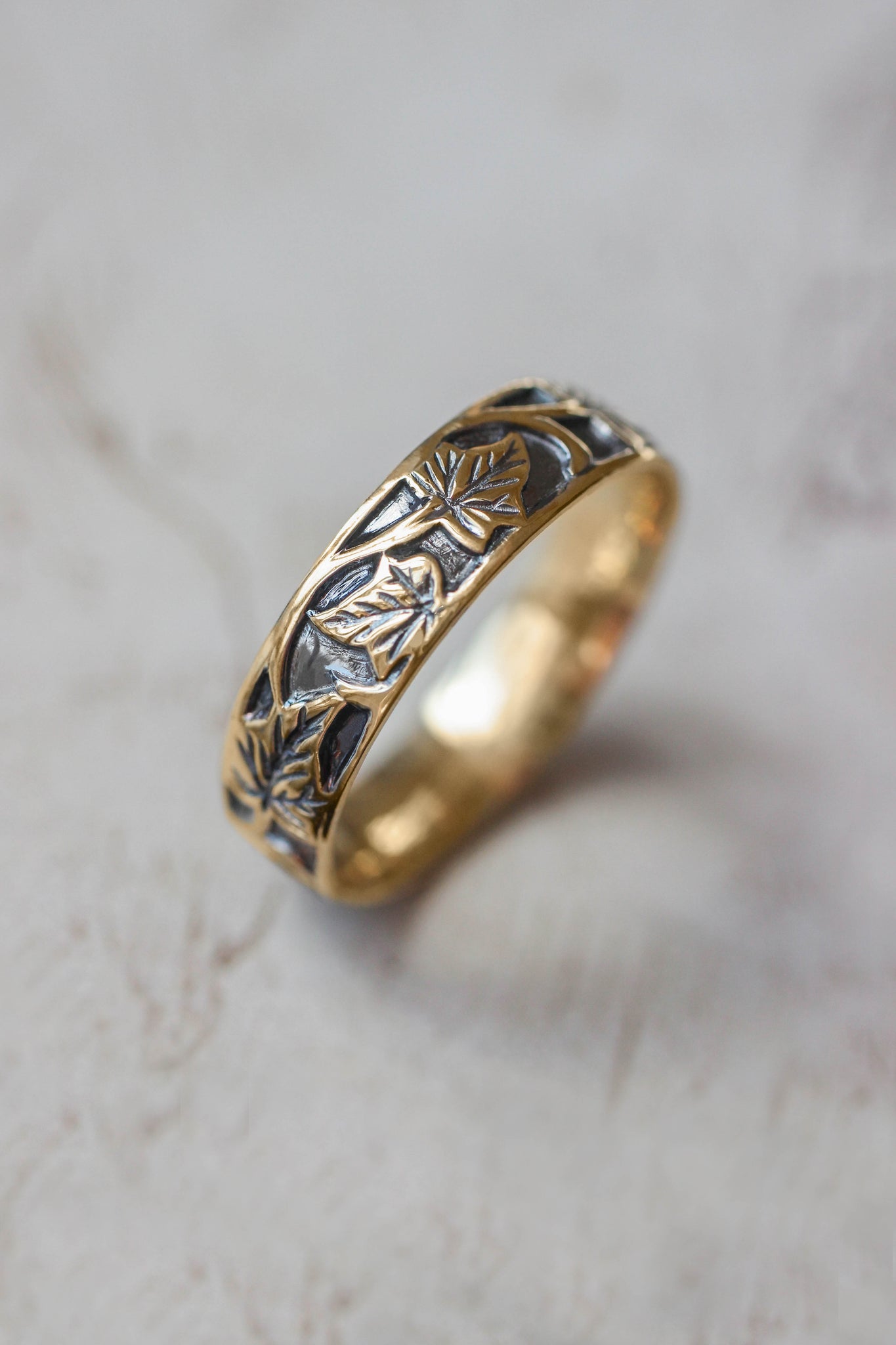 Gold ivy pattern wedding band, men's wedding band with leaf motif - Eden Garden Jewelry™