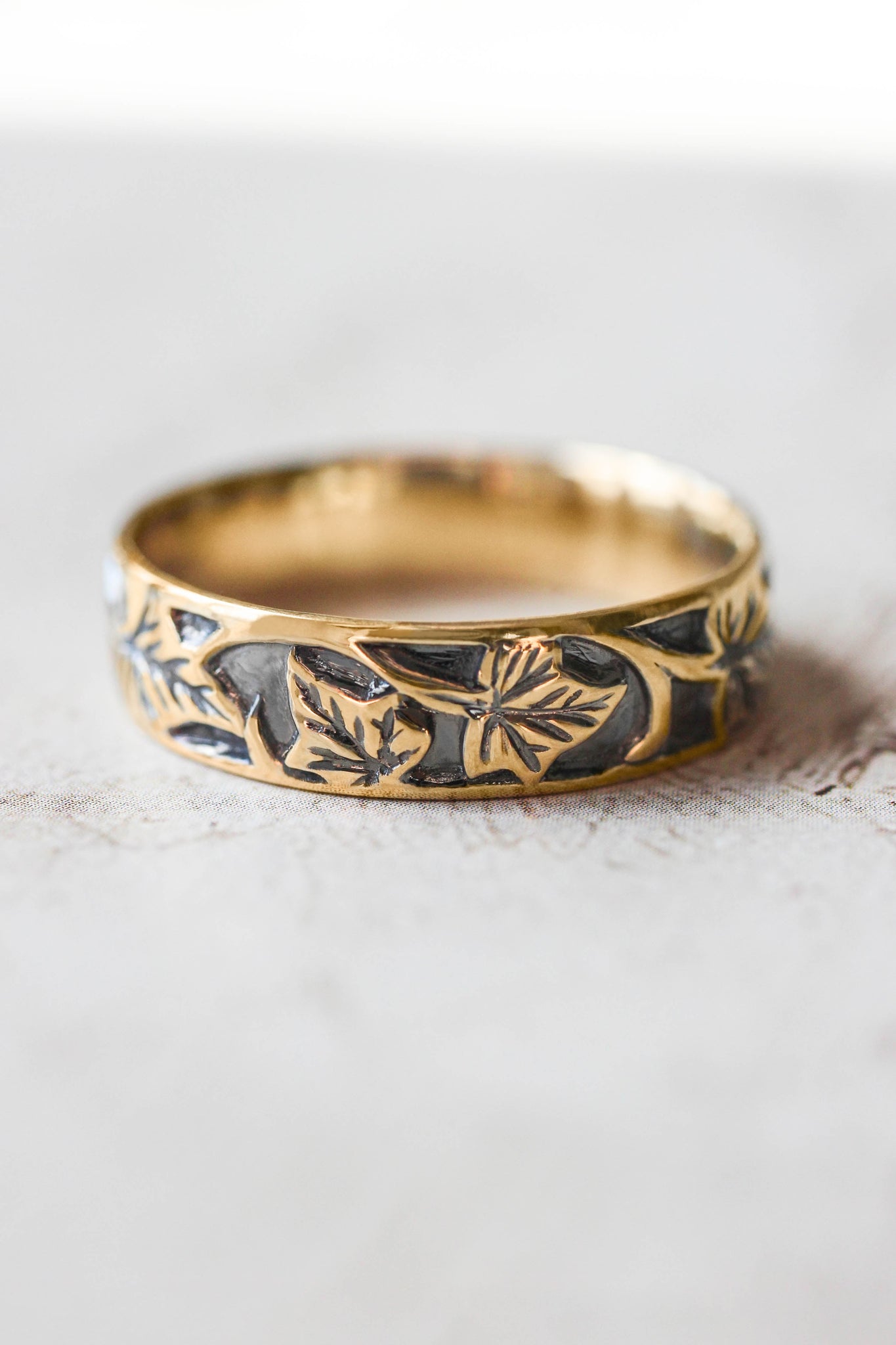 Black and gold wedding band for man, ivy leaves ring - Eden Garden Jewelry™