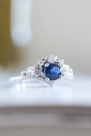 Ariadne | engagement ring, 5 mm central gemstone