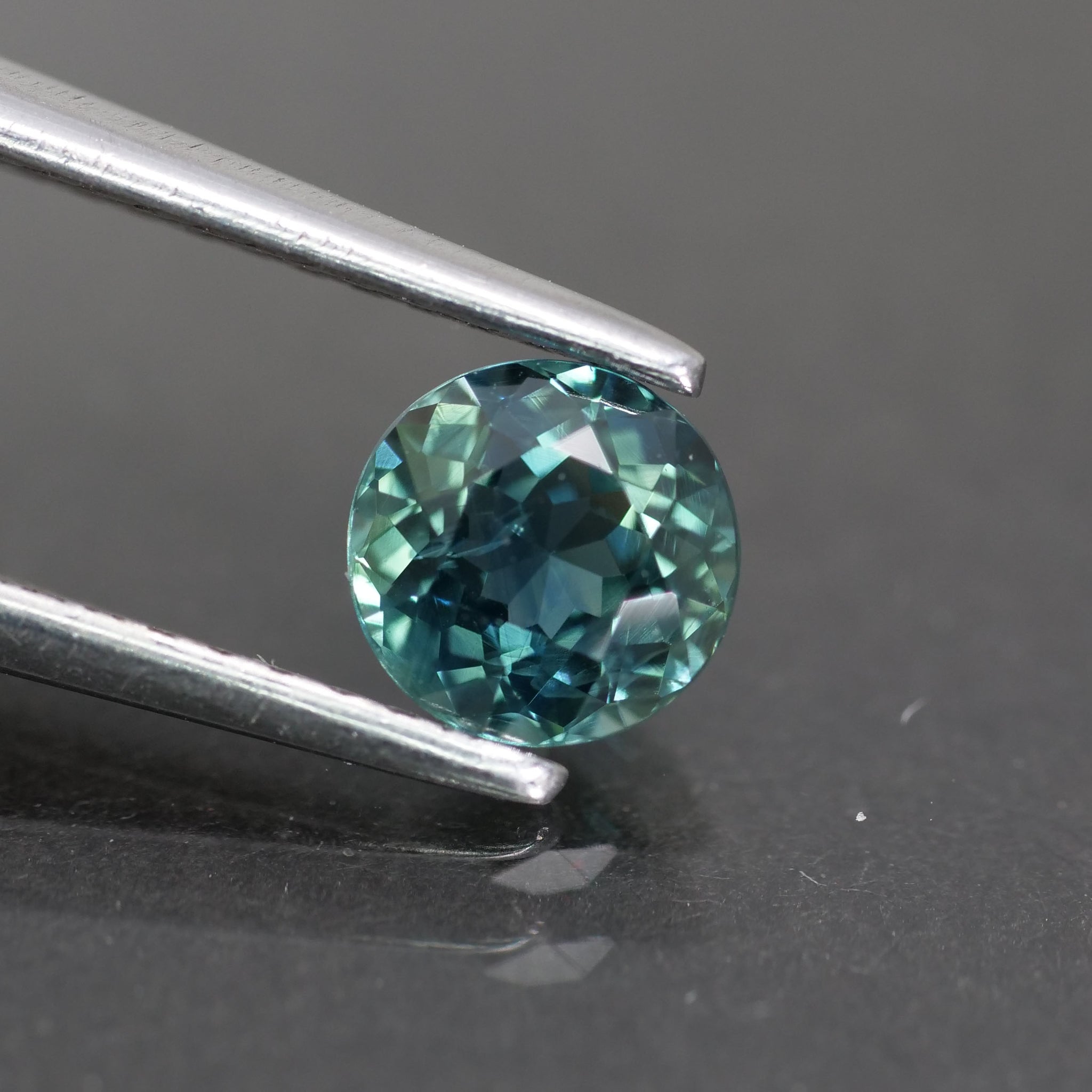 Sapphire Teal | natural, bluish green, round cut 5 mm, 0.6ct - Eden Garden Jewelry™