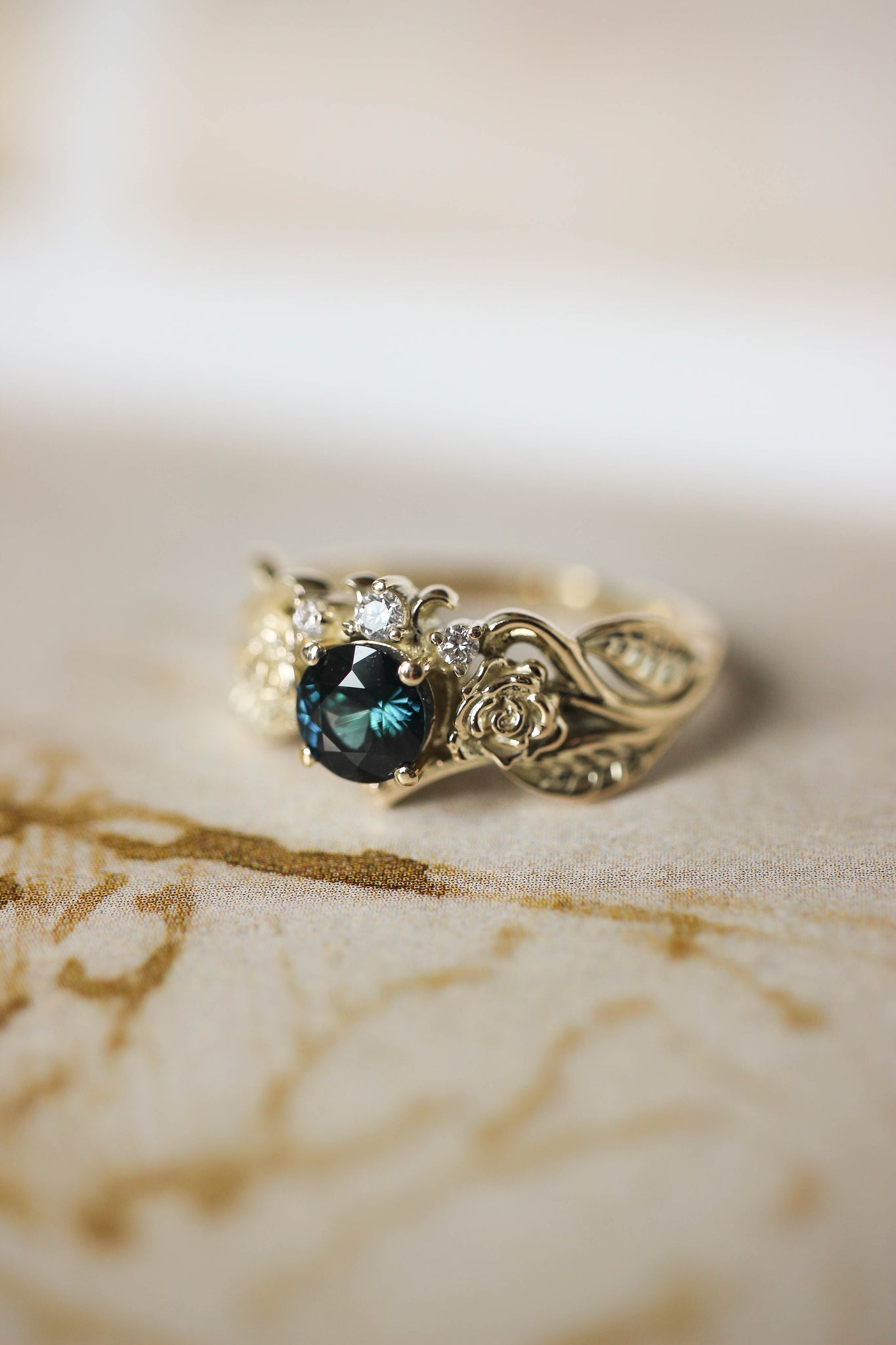 Engagement ring with two roses, sapphire and diamonds - Eden Garden Jewelry™