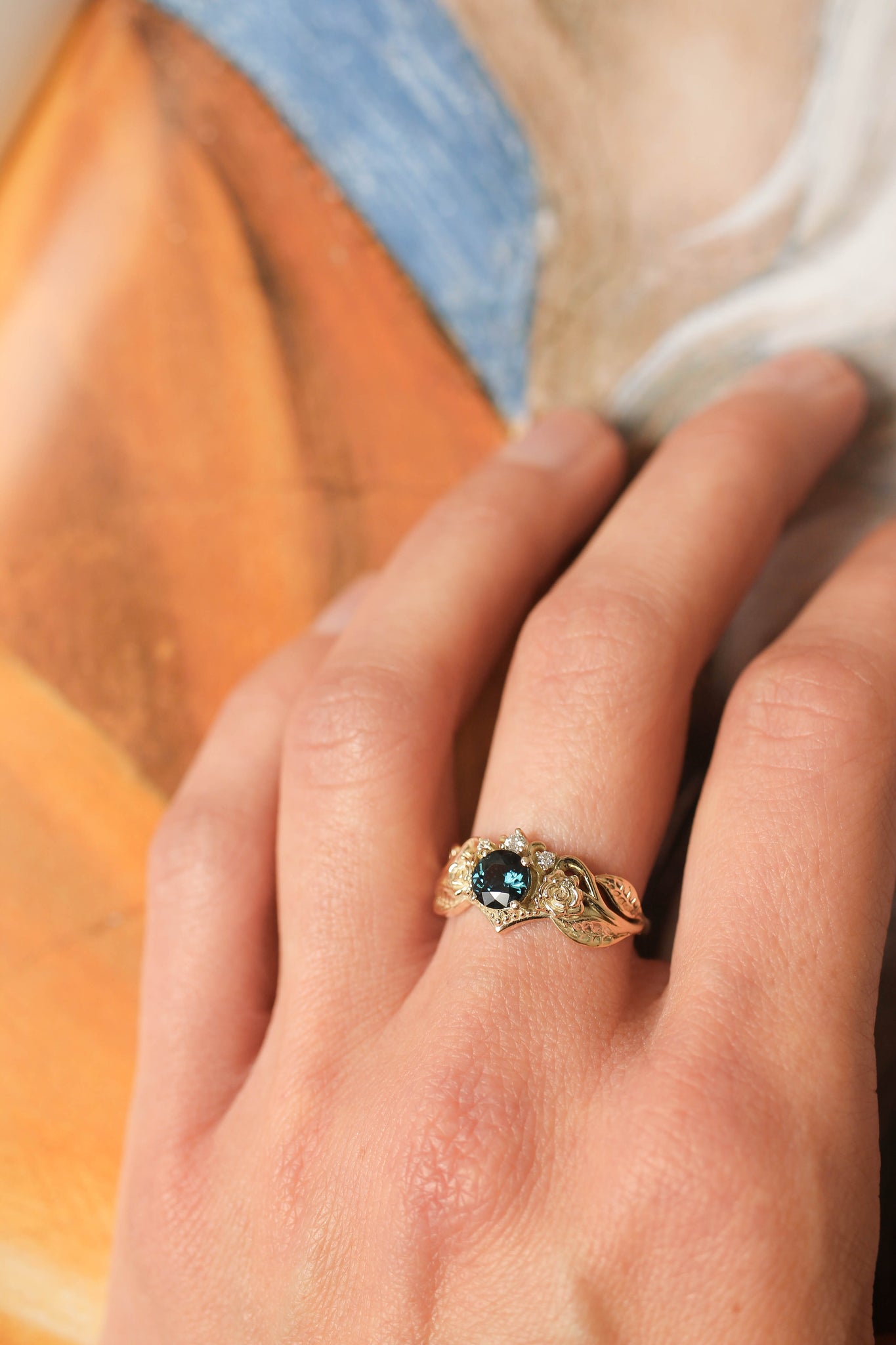 Engagement ring with two roses, sapphire and diamonds - Eden Garden Jewelry™