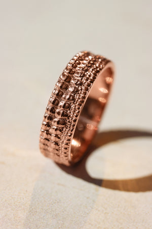 Textured crocodile's skin ring, 6 mm wedding band for man - Eden Garden Jewelry™