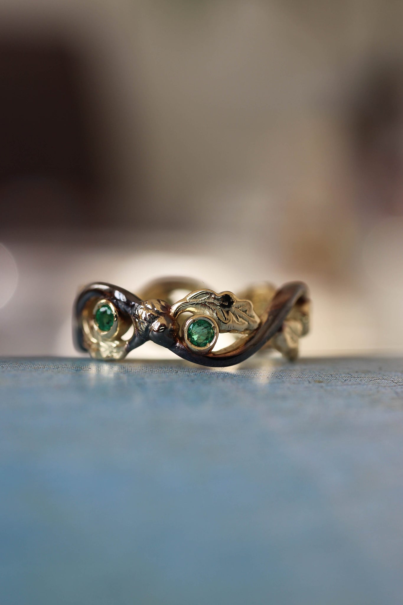 Oak wedding band with natural emeralds - Eden Garden Jewelry™