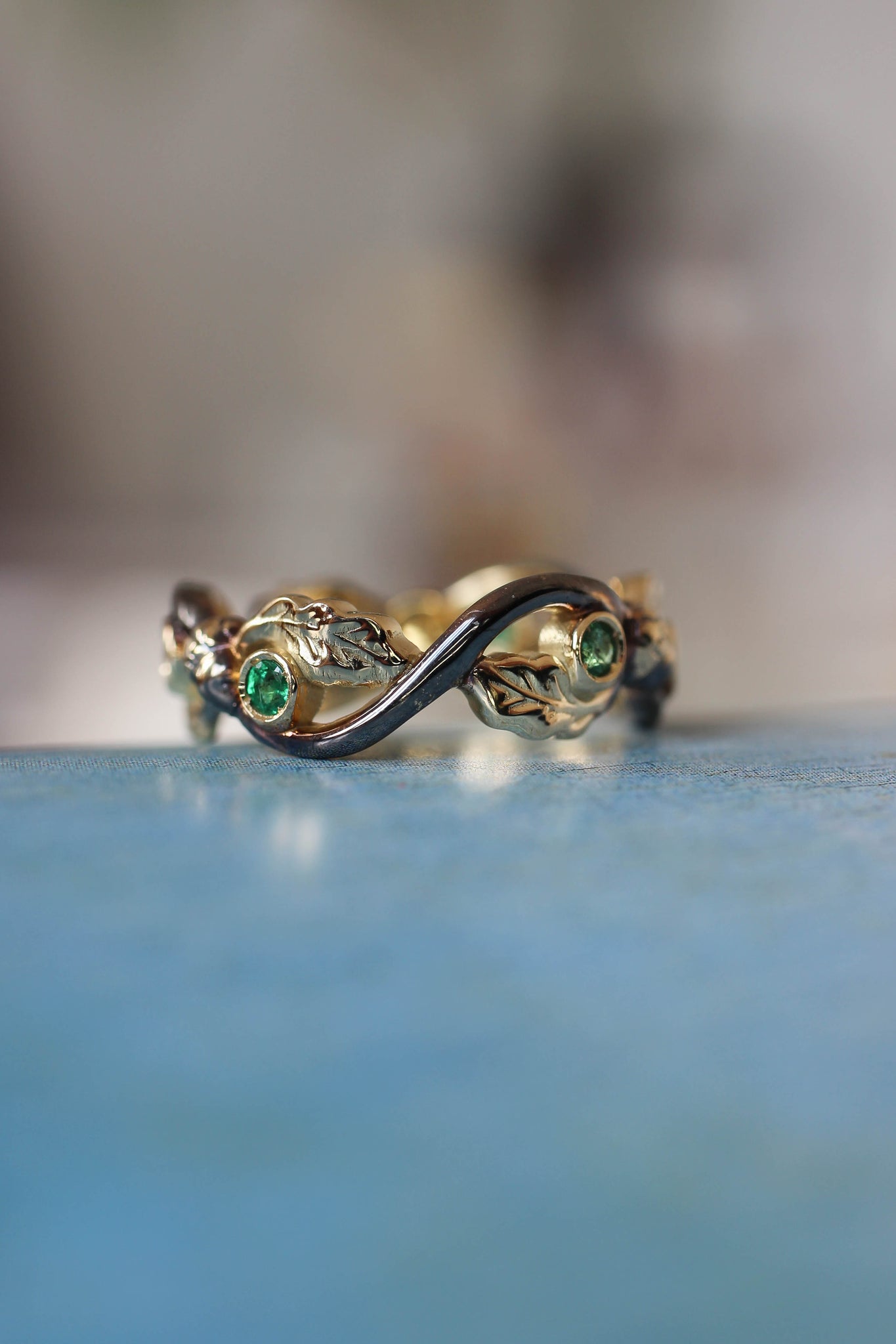 Oak wedding band with natural emeralds - Eden Garden Jewelry™