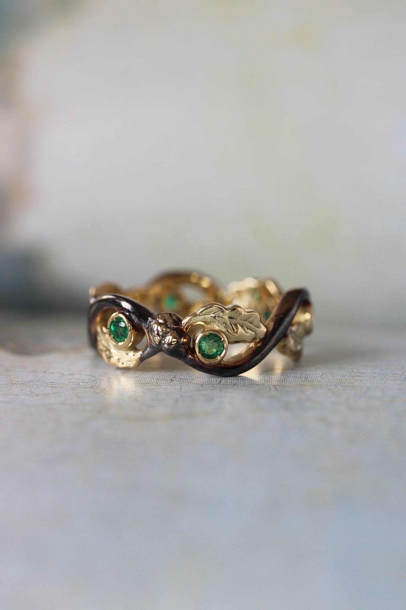 Oak wedding band with natural emeralds - Eden Garden Jewelry™