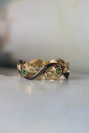 Oak wedding band with natural emeralds - Eden Garden Jewelry™