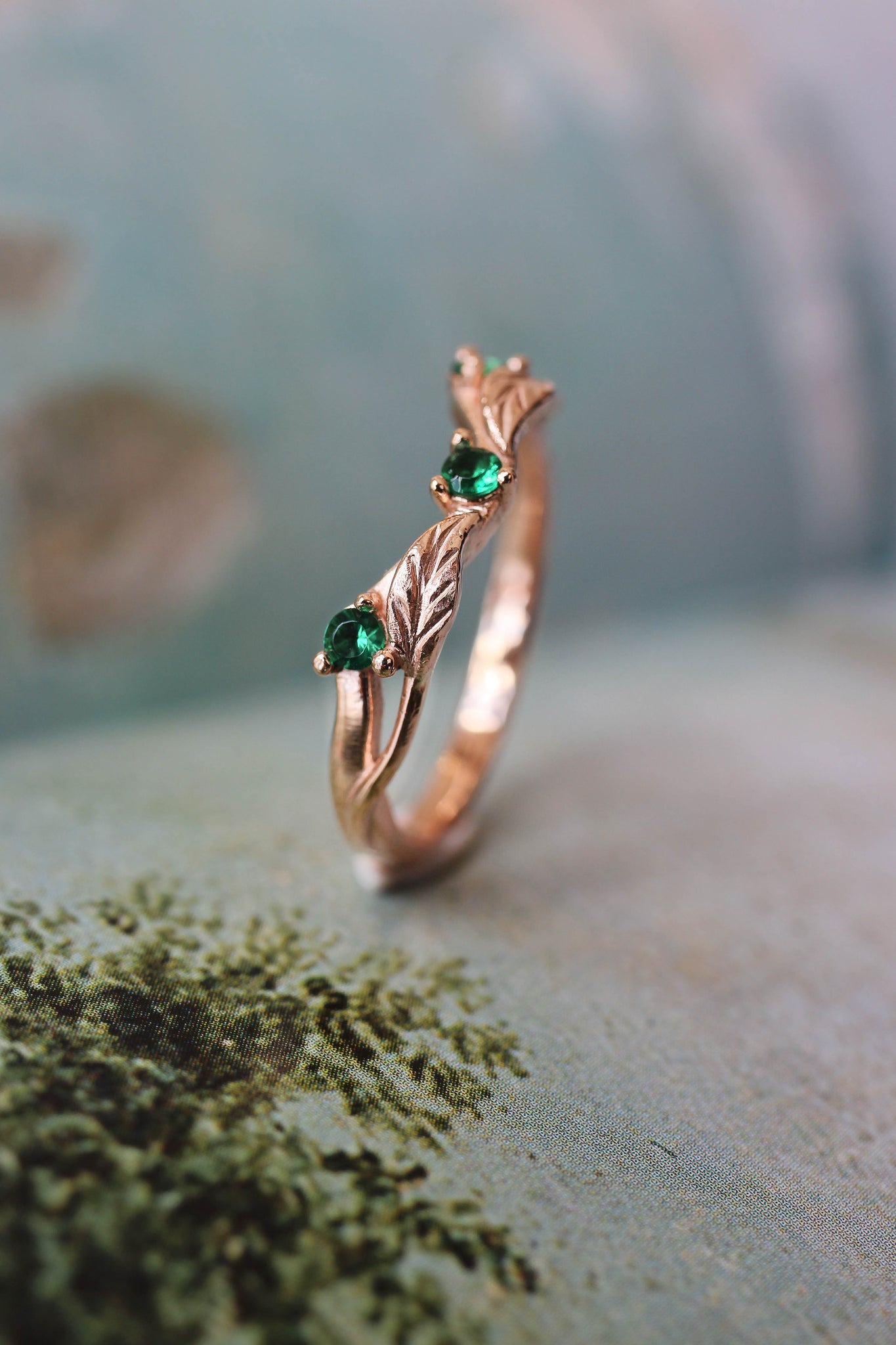 Curved wedding band with lab emeralds - Eden Garden Jewelry™