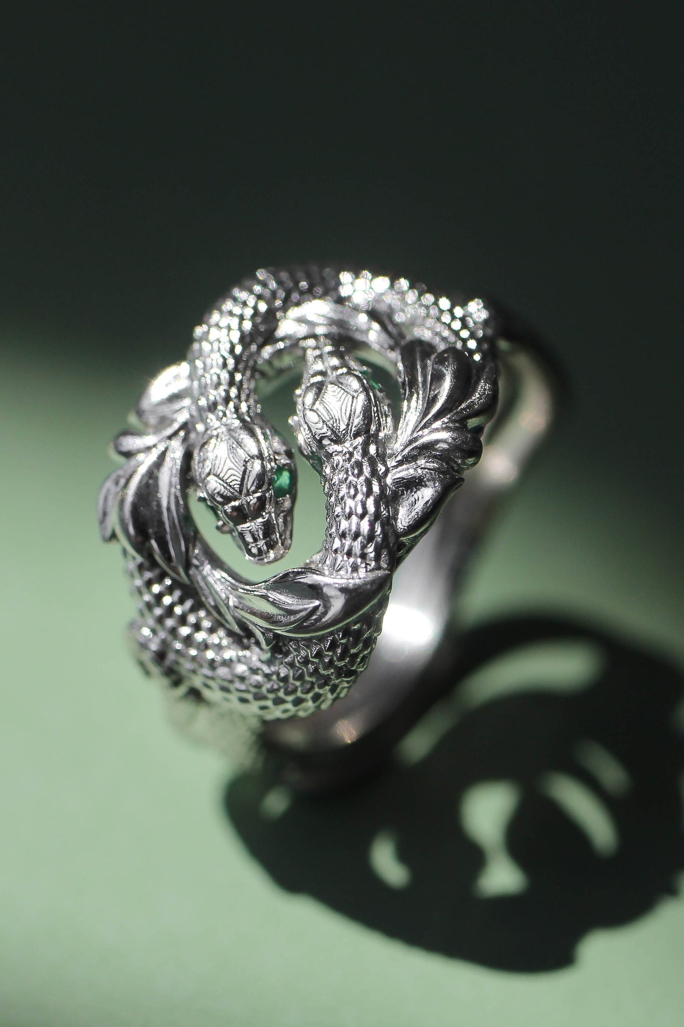 Ring of Barahir in white gold, two snakes ring with emeralds - Eden Garden Jewelry™