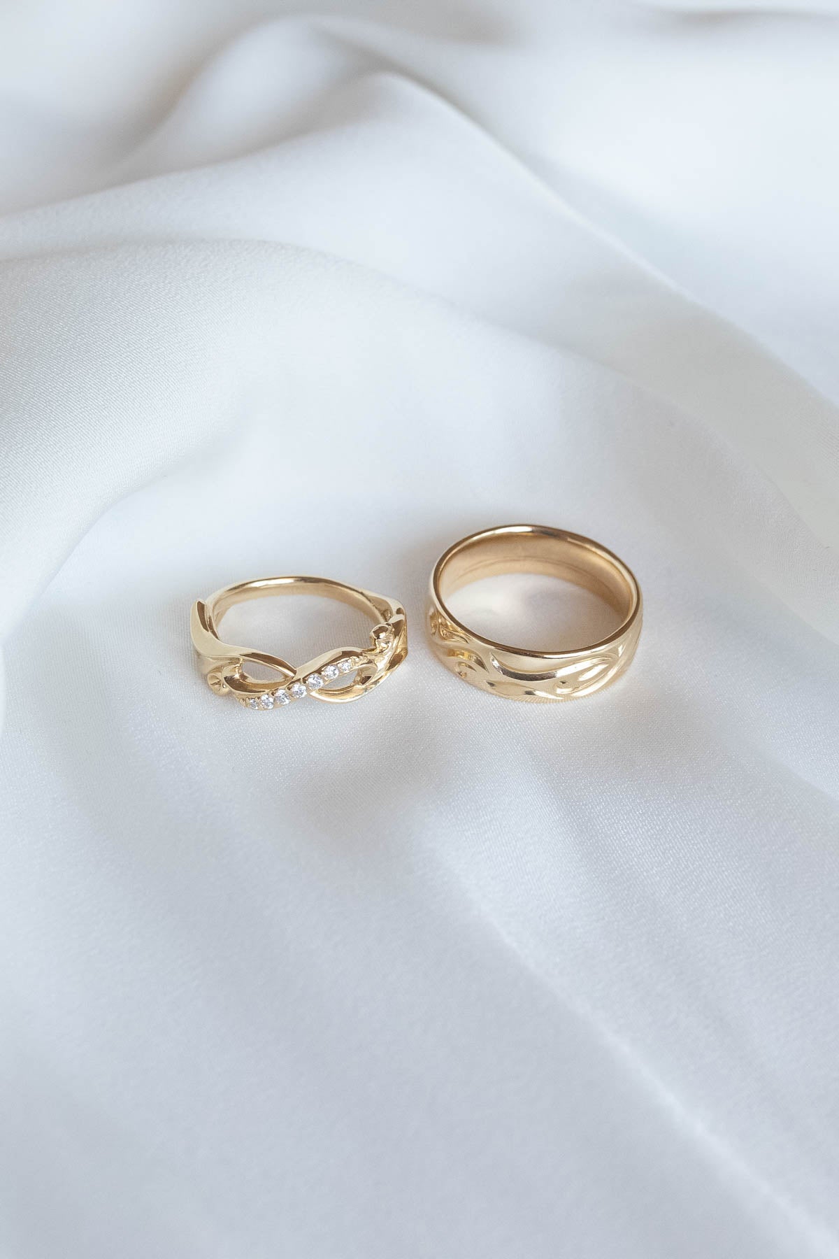 Wedding rings set for couples: gold band for him, infinity band with diamonds for her - Eden Garden Jewelry™