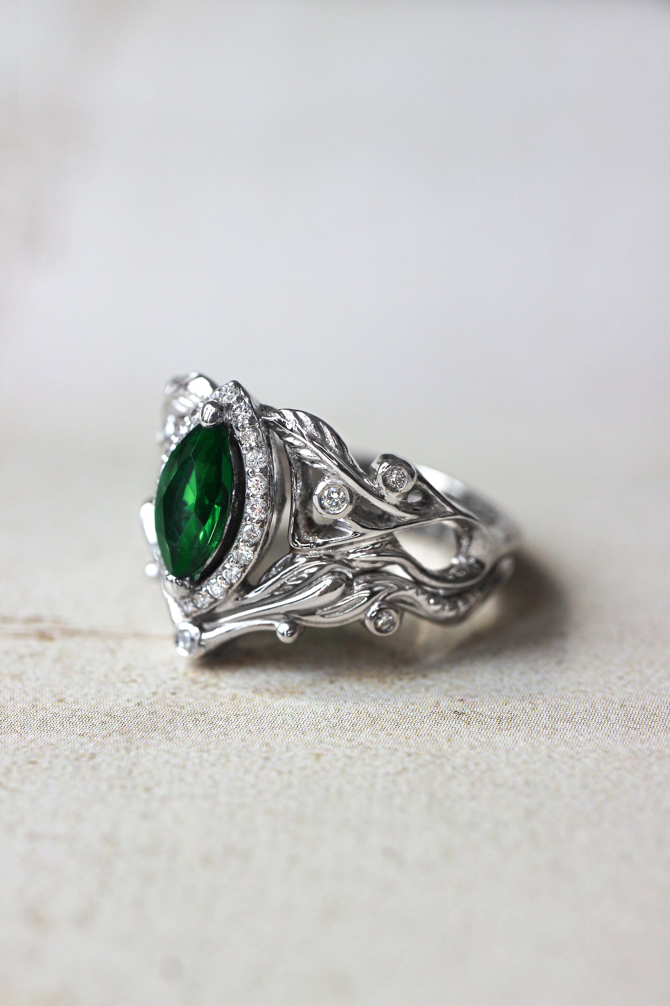 Bridal ring set with lab emerald and diamond halo / Callisto - Eden Garden Jewelry™