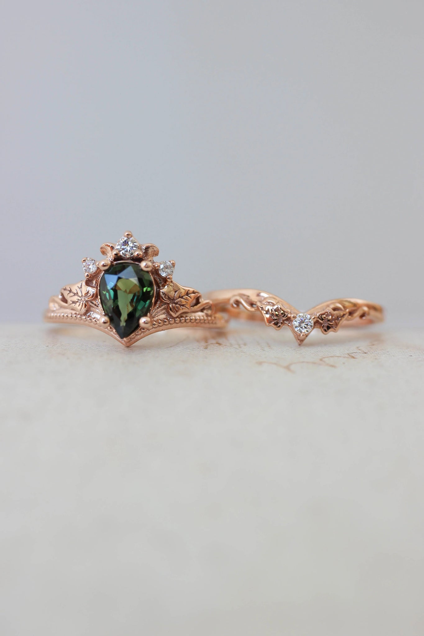 Bridal ring set with green sapphire and diamonds / Ariadne pear cut - Eden Garden Jewelry™