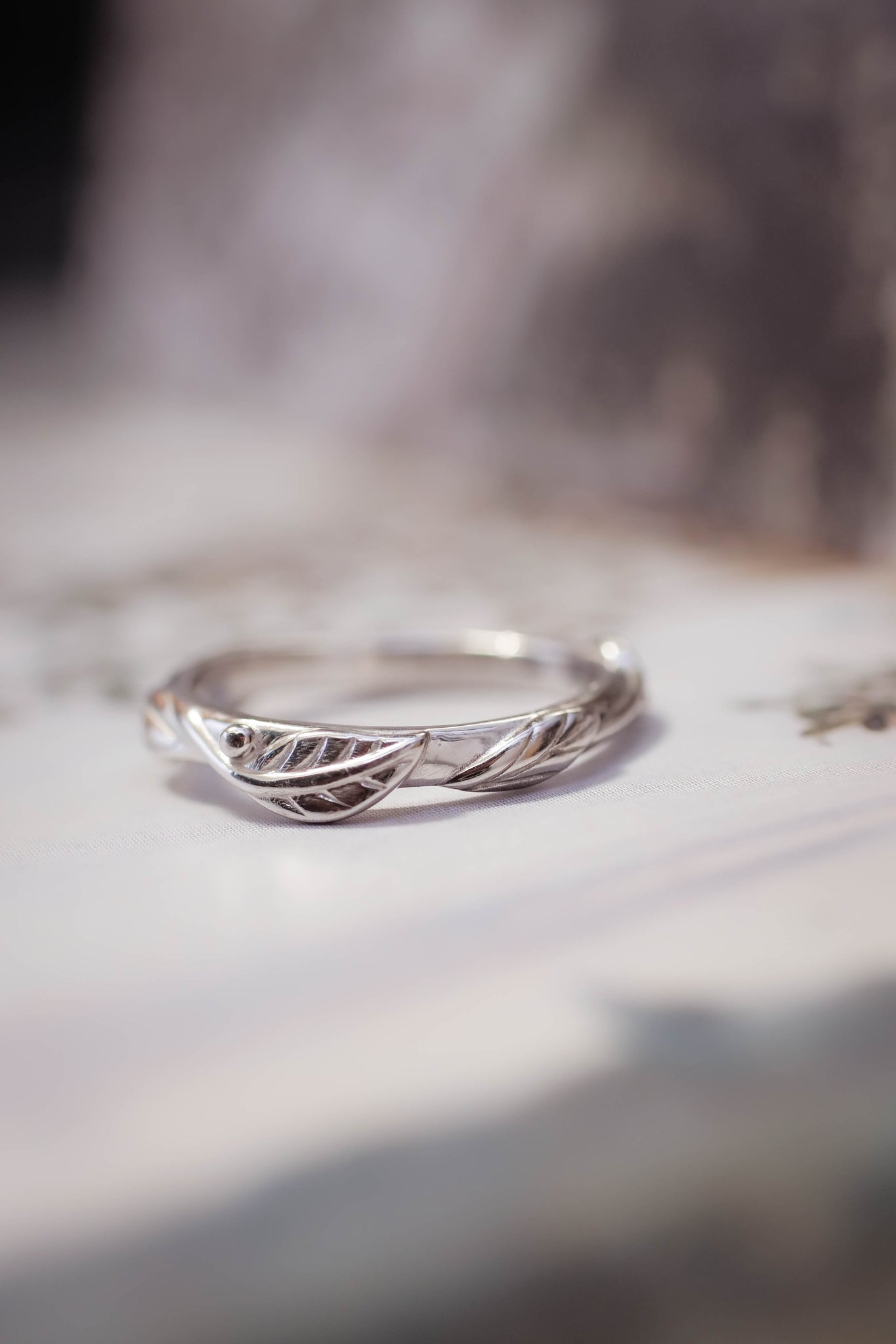 Twig ring with five leaves, stacking wedding band for woman - Eden Garden Jewelry™