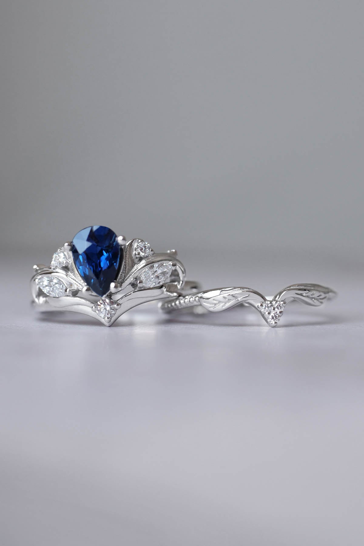 Dark blue sapphire ring / Swanlake - Eden Garden Jewelry™