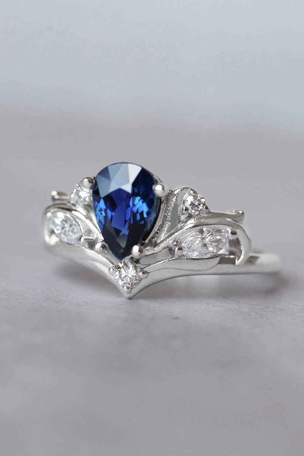 Dark blue sapphire ring / Swanlake - Eden Garden Jewelry™