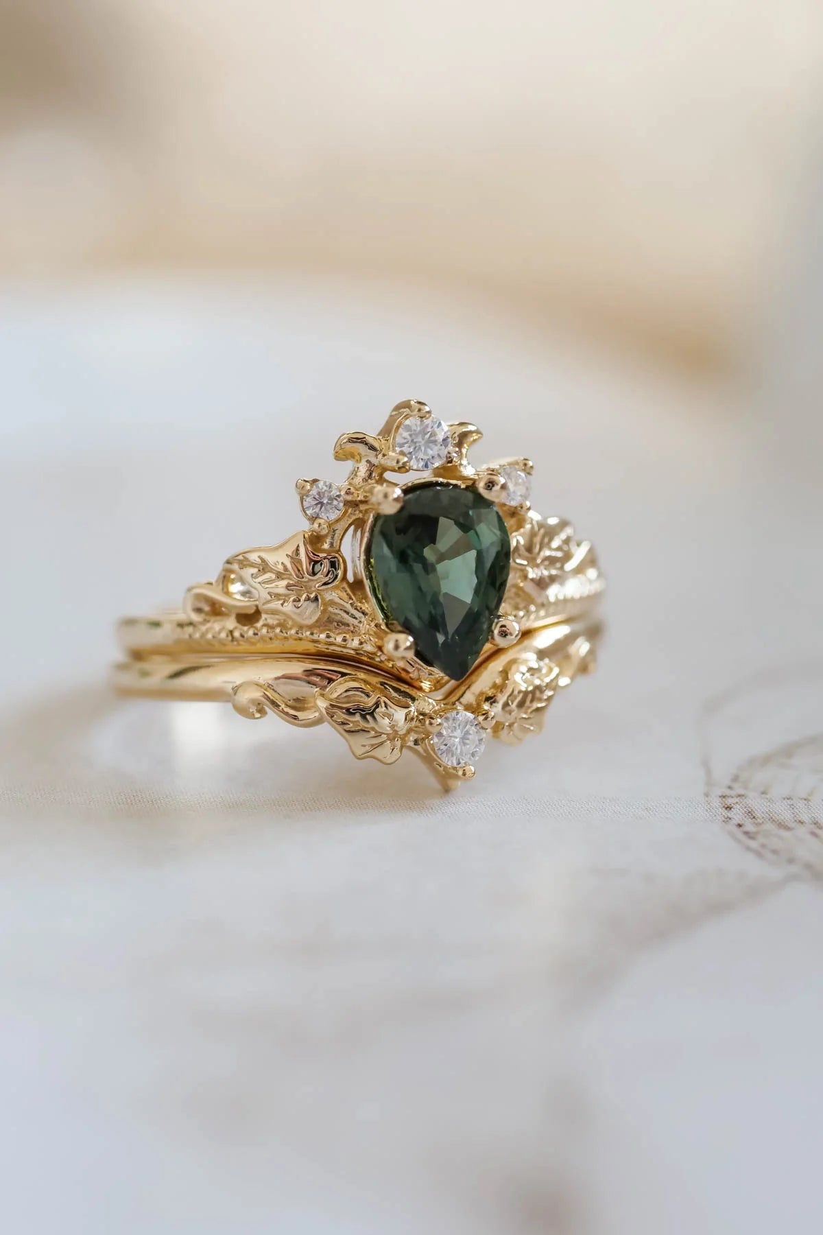 Bridal ring set with green sapphire and diamonds / Ariadne pear cut - Eden Garden Jewelry™