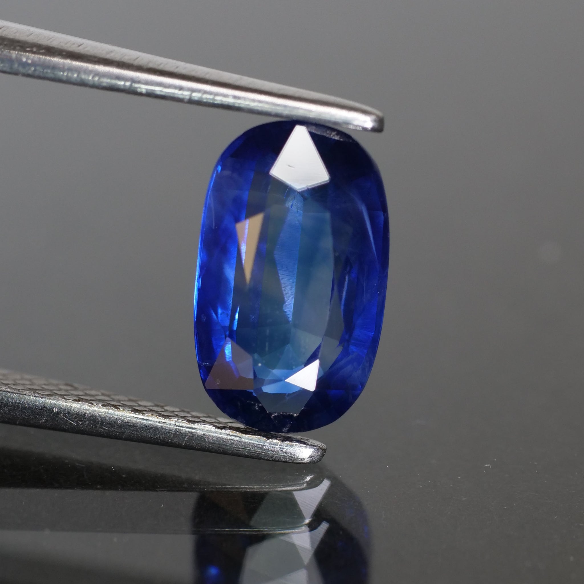 Sapphire | natural, blue, oval cut 9.2x5.4 mm, VS, 1.85ct, Ceylon - Eden Garden Jewelry™