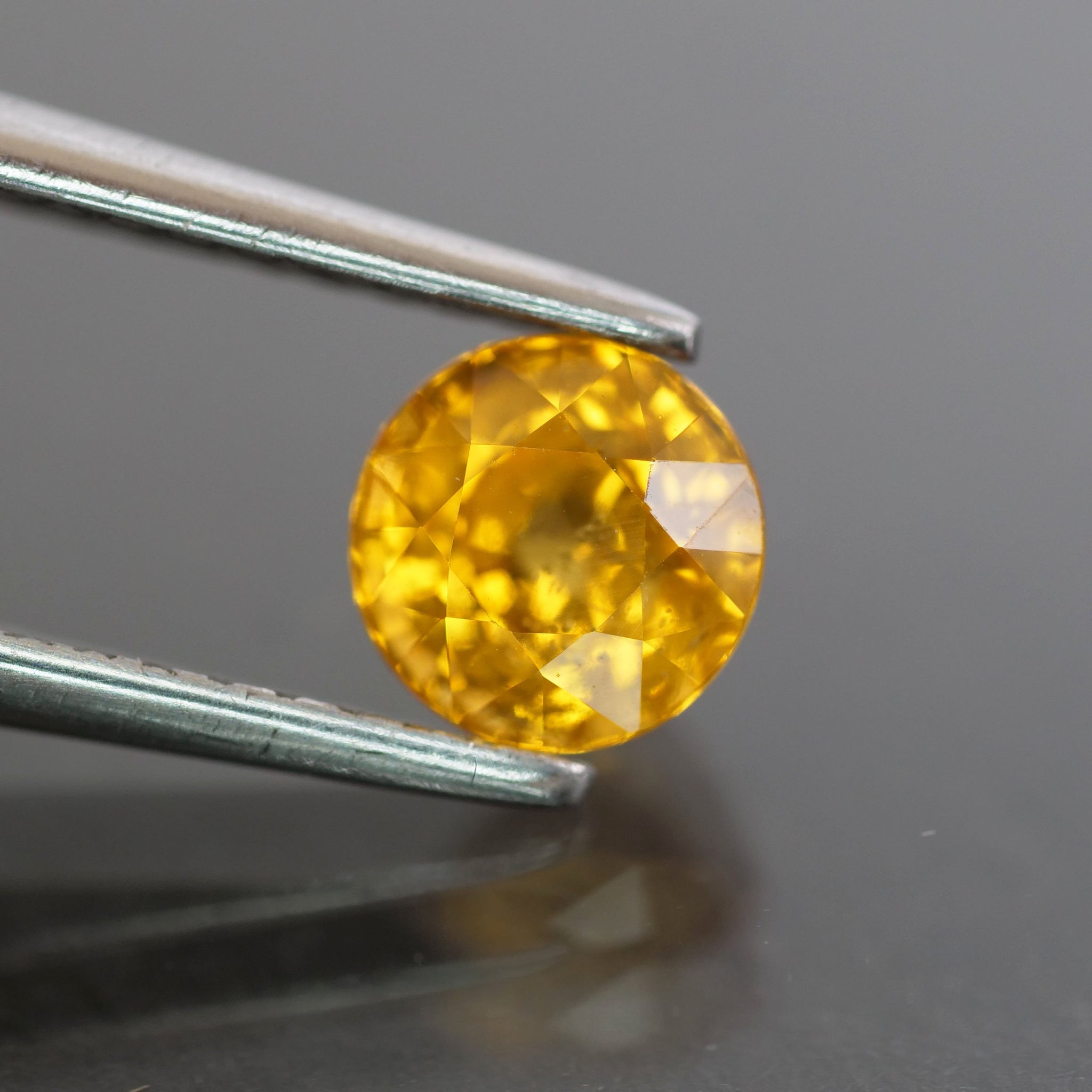 Sapphire | natural, round cut, yellow 5 mm, VS 0.95ct - Eden Garden Jewelry™