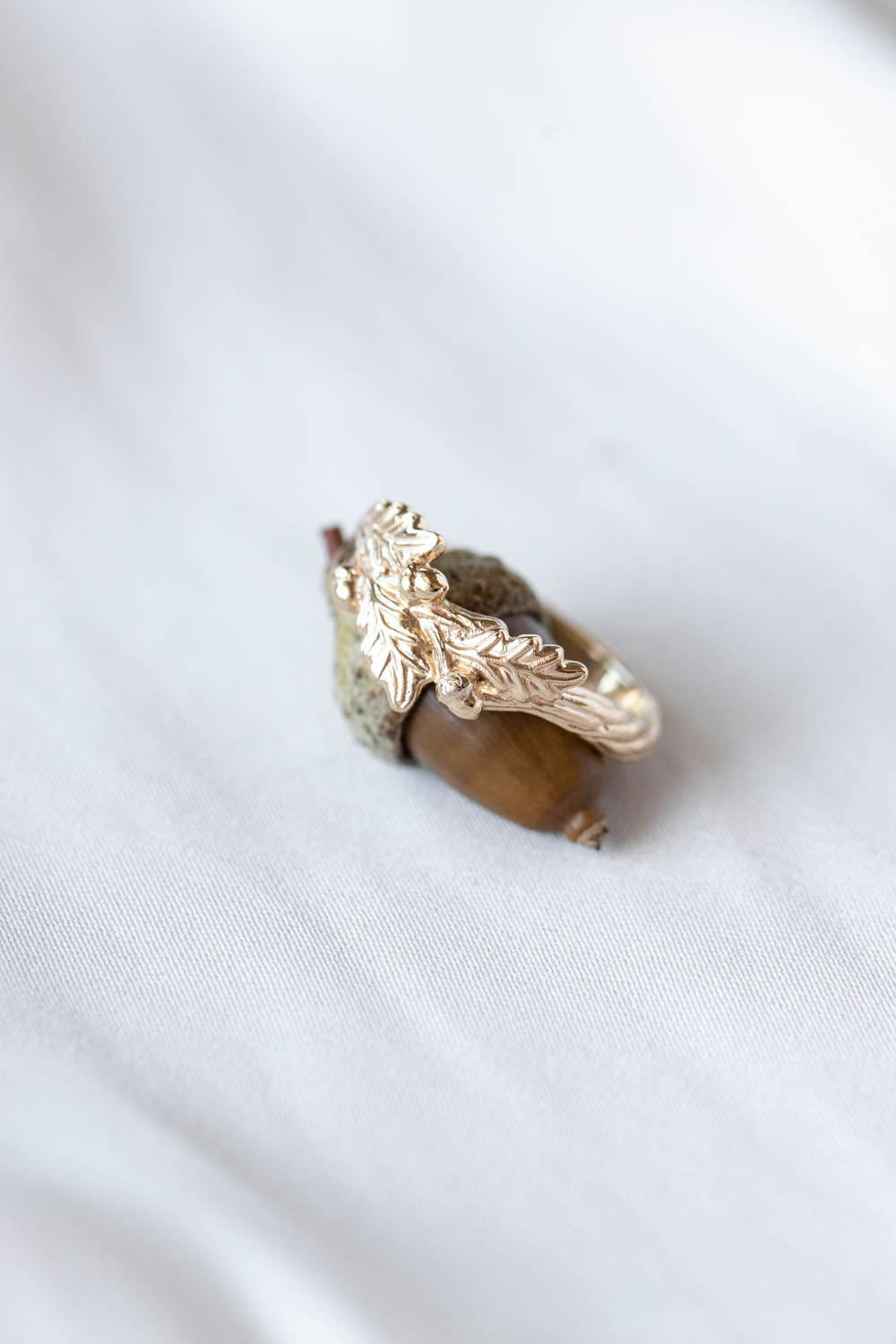 Wedding band with oak leaves and acorns - Eden Garden Jewelry™