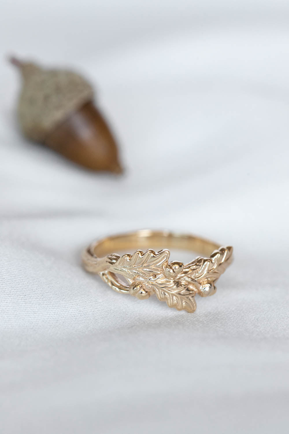 Wedding band with oak leaves and acorns - Eden Garden Jewelry™