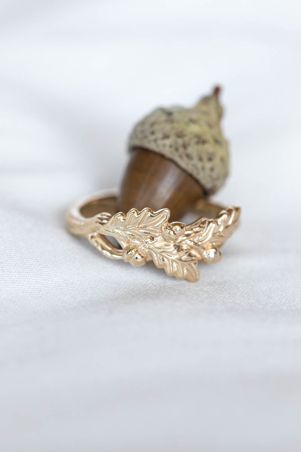 Wedding band with oak leaves and acorns - Eden Garden Jewelry™