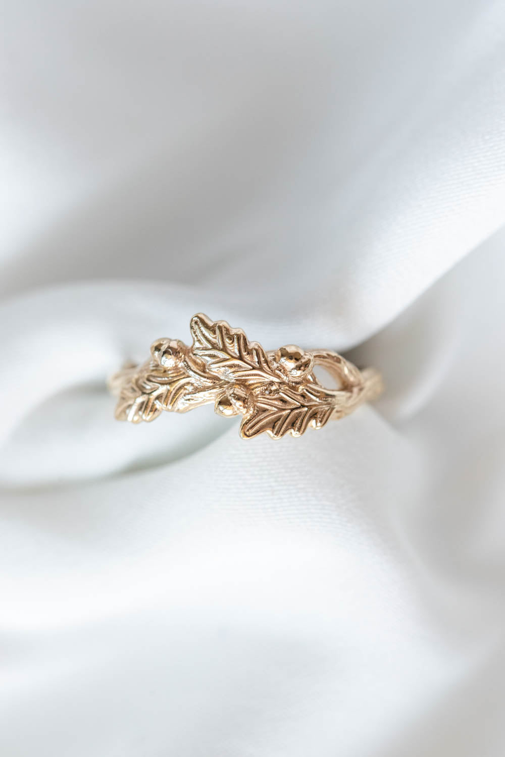 Wedding band with oak leaves and acorns - Eden Garden Jewelry™